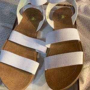 Sandals size 11